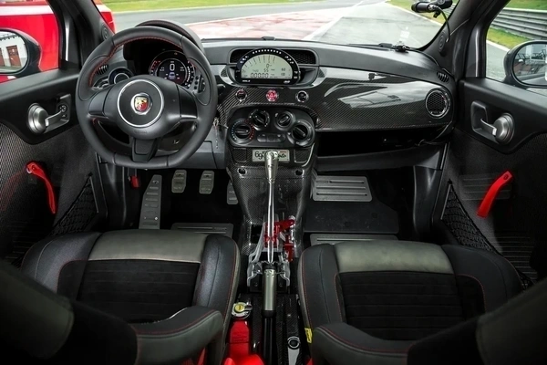 Imagine model: Abarth 695 (312) (2014 - P)