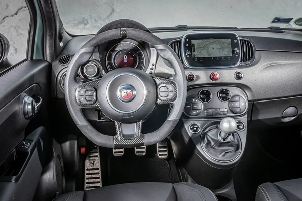 Imagine model: Abarth 695 (312) (2014 - P)