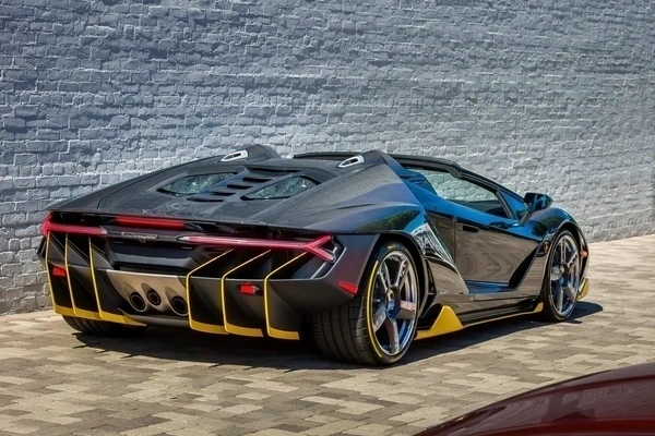 Imagine model: Lamborghini Centenario Roadster (2016 - 2018)